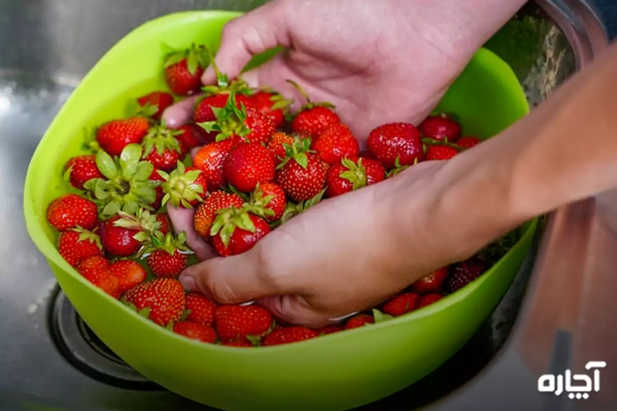 Wash strawberries with vinegar