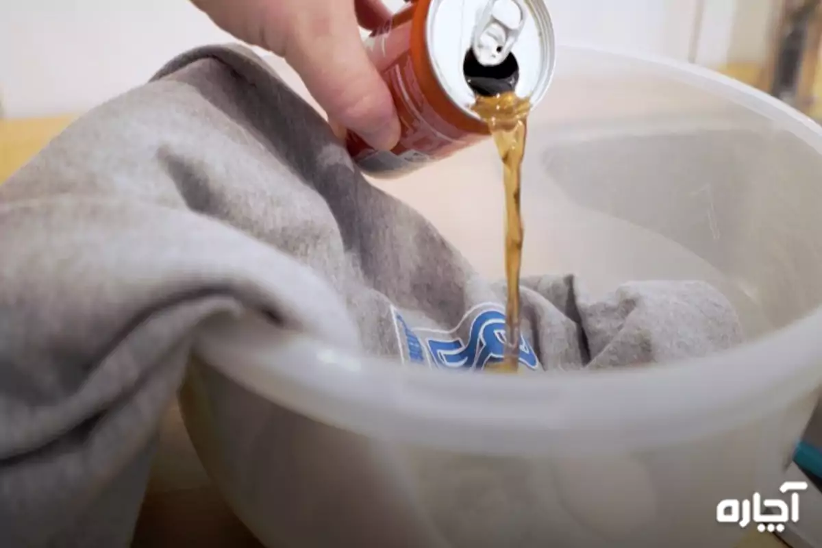 Removing oil stains from clothes with Coke