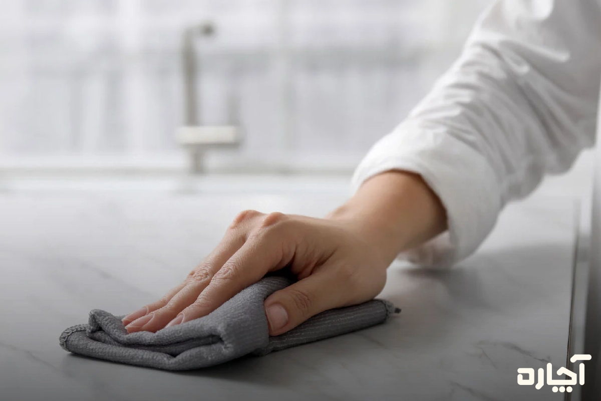با دستمال میکروفایبر چگونه سنگ کابینت کورین را براق کنیم؟