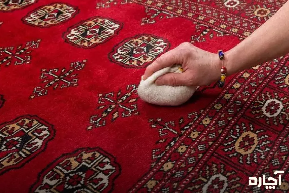 پاک کردن لکه قیر از روی فرش با یخ