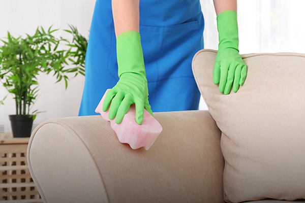پاک کردن لکه وایتکس روی مبل