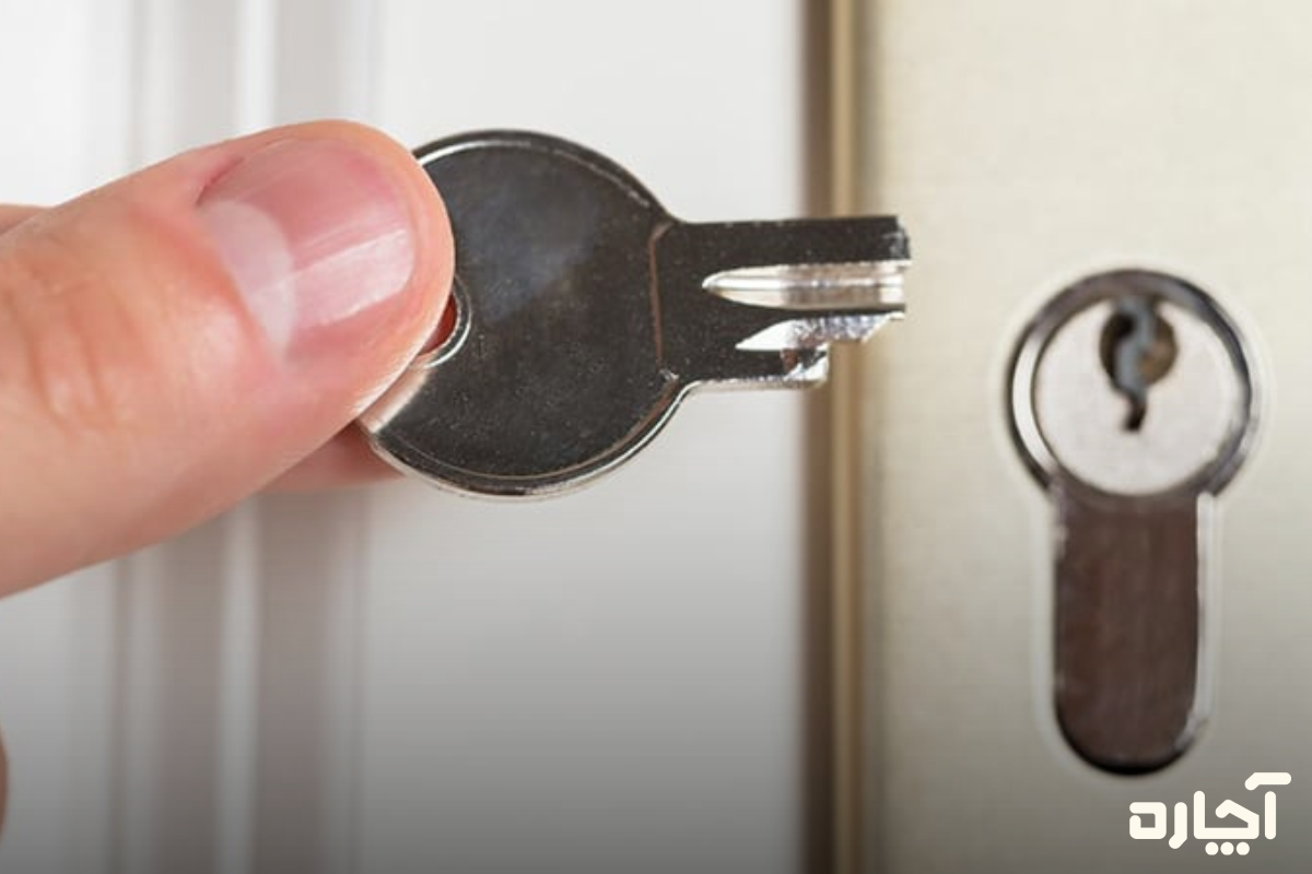 خرابی قفل و زبانه از دلایلی که برای باز کردن زبانه قفل گیر کرده اقدام کنیم.