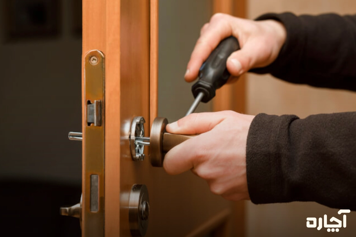 باز کردن زبانه قفل گیر کرده با ایراد در دستگیره و مکانیزم داخلی