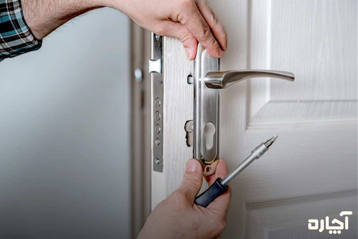 وارد کردن ضربه‌های کنترل‌شده برای باز کردن زبانه قفل گیر کرده