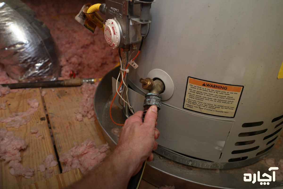 بررسی چشمی شیلنگ، اتصالات و رگلاتور برای پیدا کردن علت بوی گاز آبگرمکن