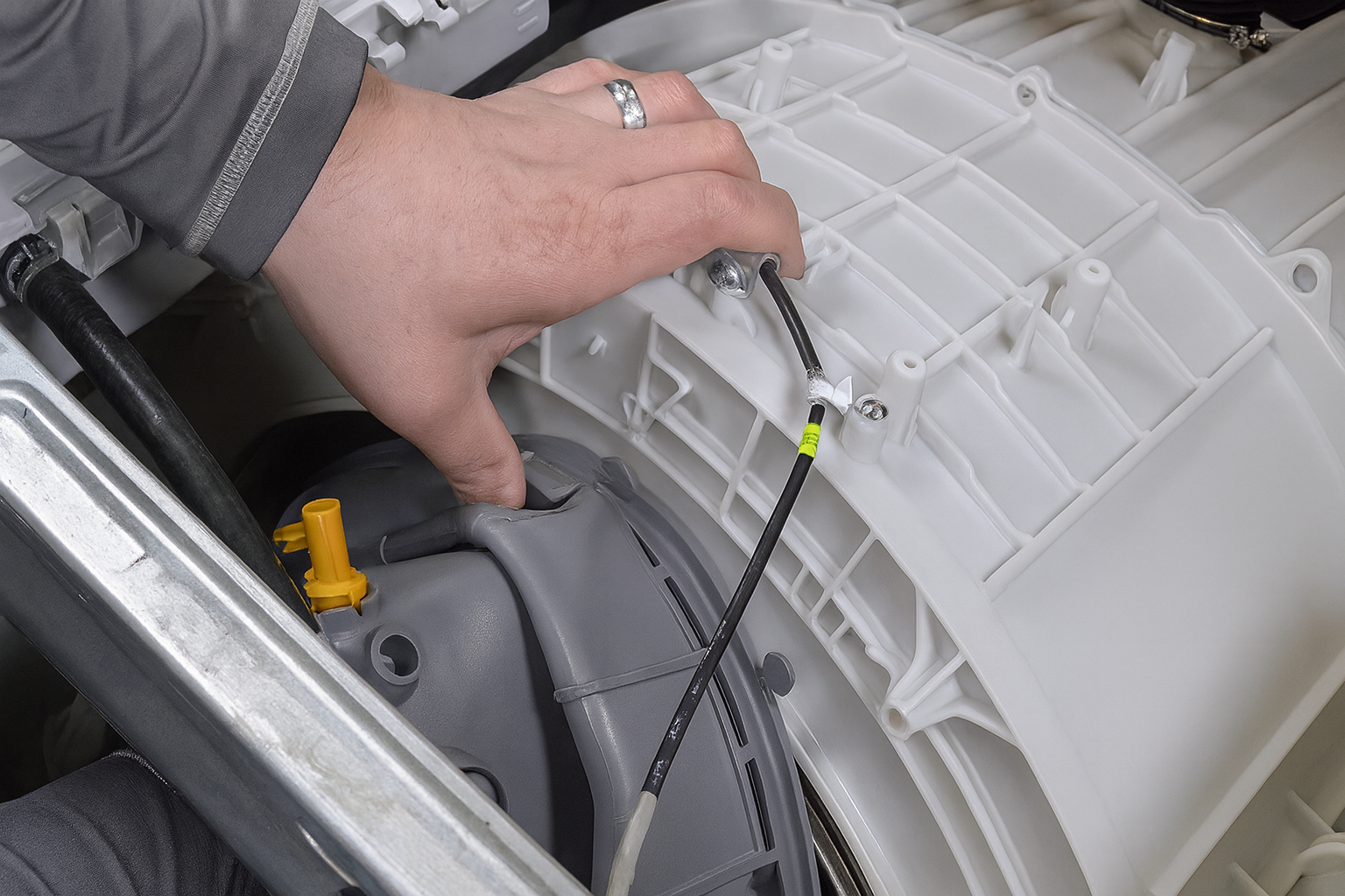 آموزش تعویض واشر لباسشویی؛ تراز کردن واشر جدید