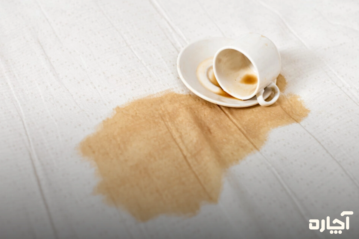نحوه استفاده از اسپری لکه بر مبل برای لکه چای یا قهوه