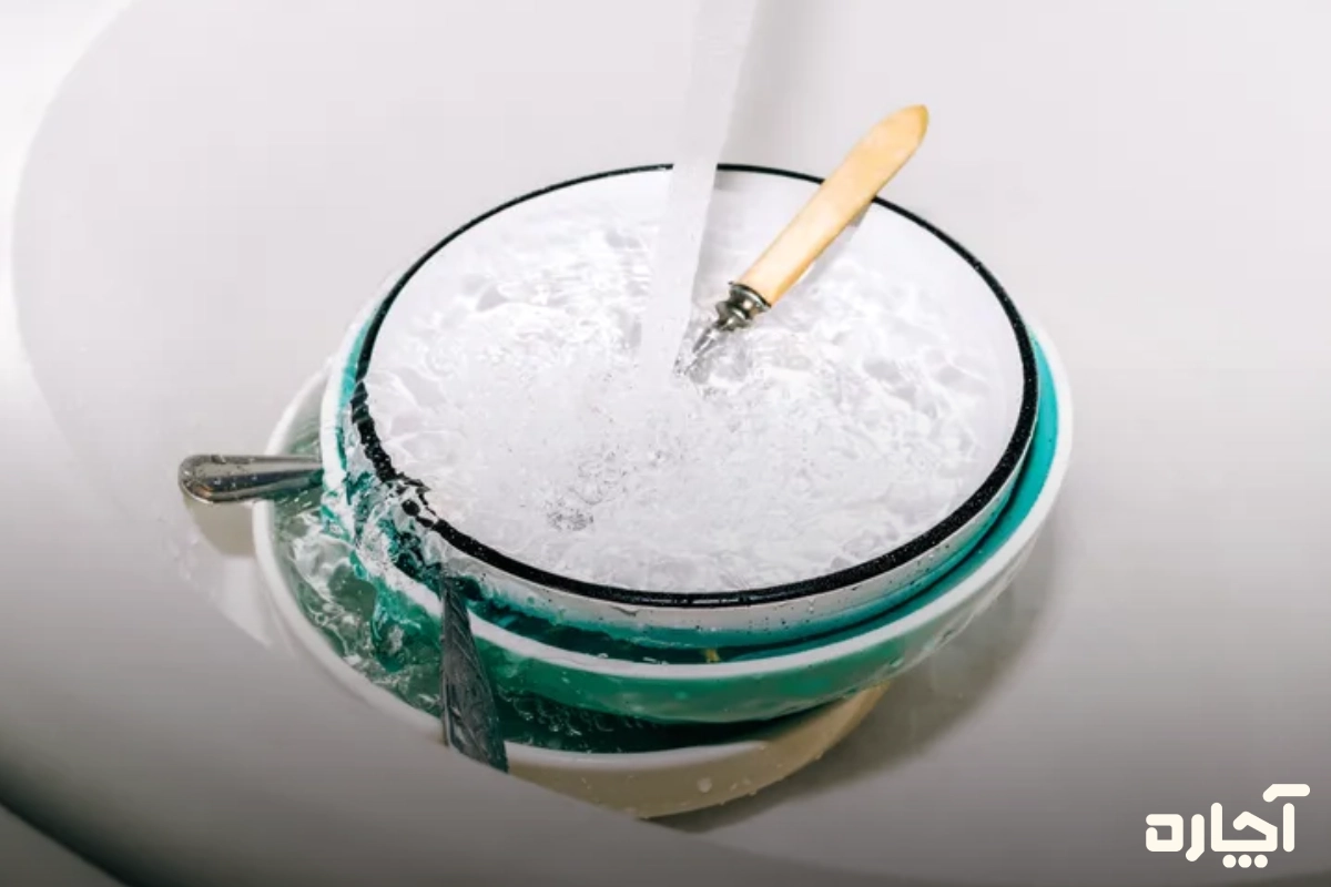 از بین بردن بوی بد لیوان و ظروف با تمیزکاری ابزار شستشو