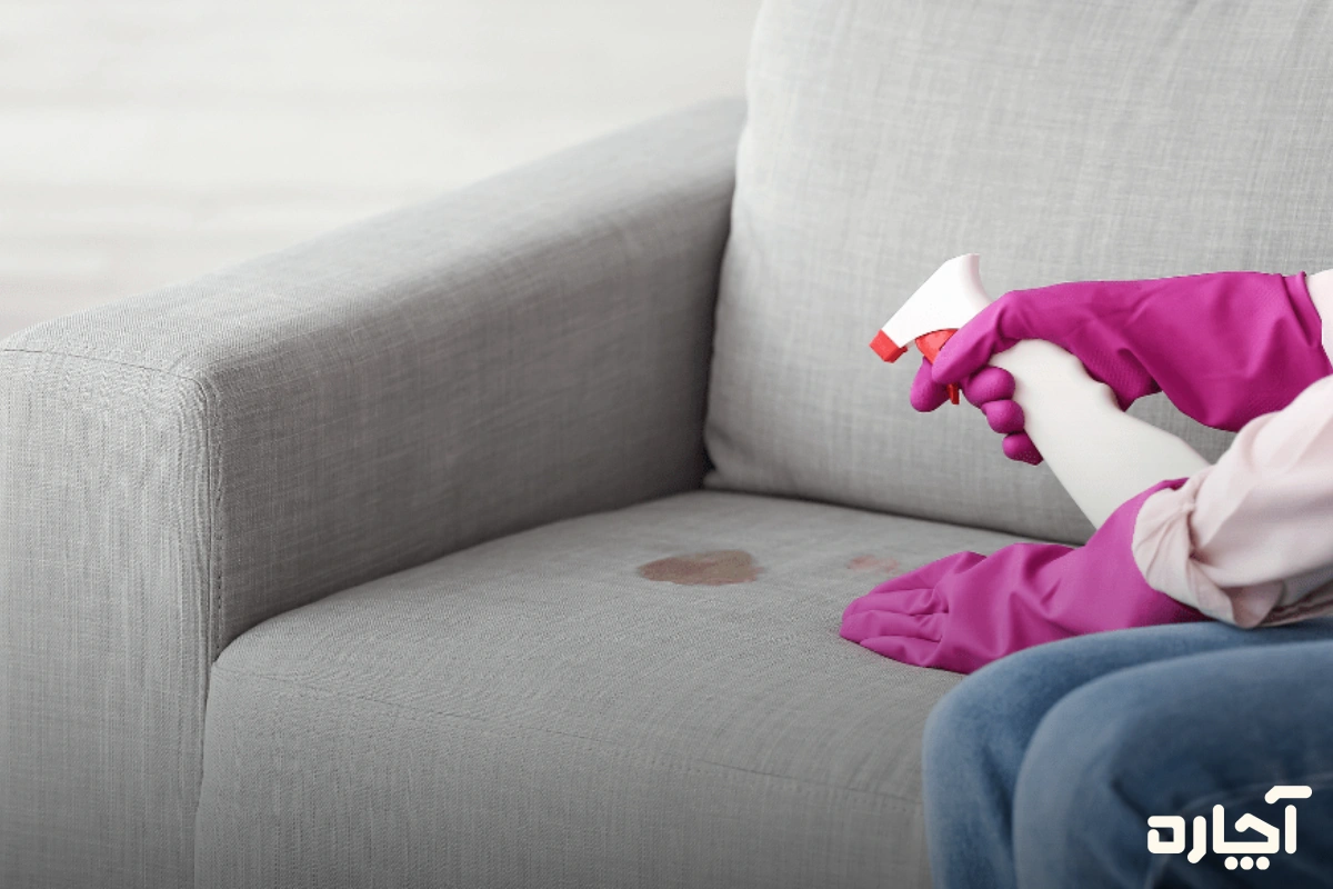 نحوه استفاده از اسپری لکه بر مبل برای لکه خون