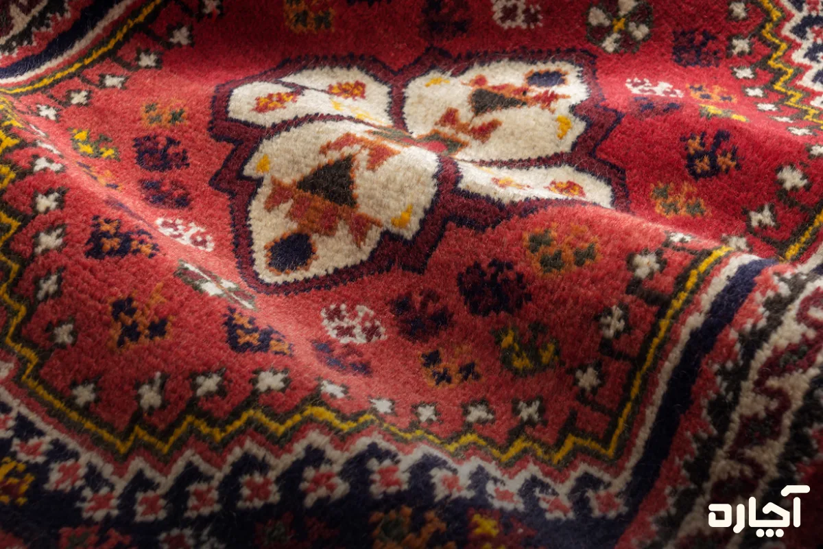 اهمیت نگهداری از فرش ابریشمی در حفظ رنگ آن