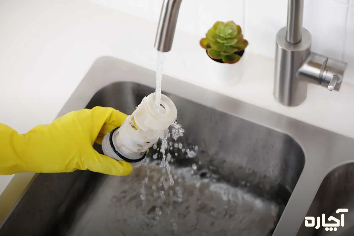 تمیز کردن منظم فیلتر پمپ تخلیه بعد از رعایت نحوه تمیز کردن لاستیک لباسشویی