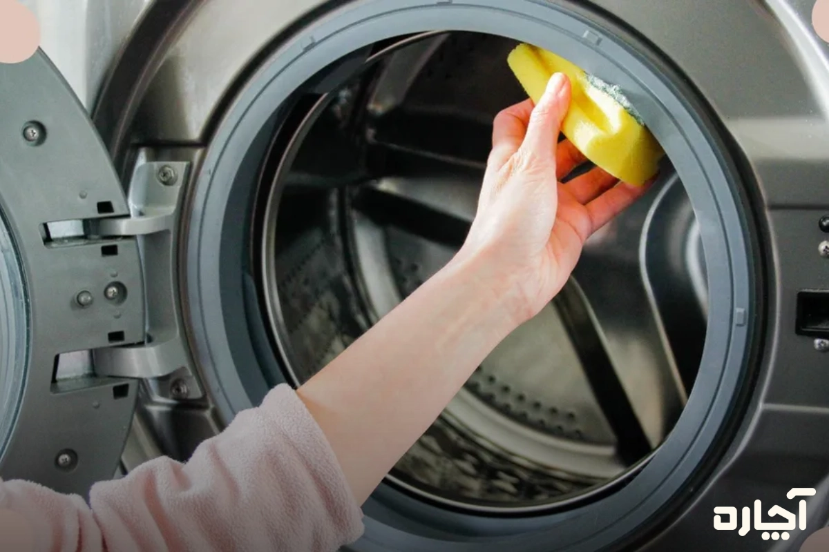 نحوه تمیز کردن لاستیک لباسشویی با مایع ظرفشویی و اسفنج نرم
