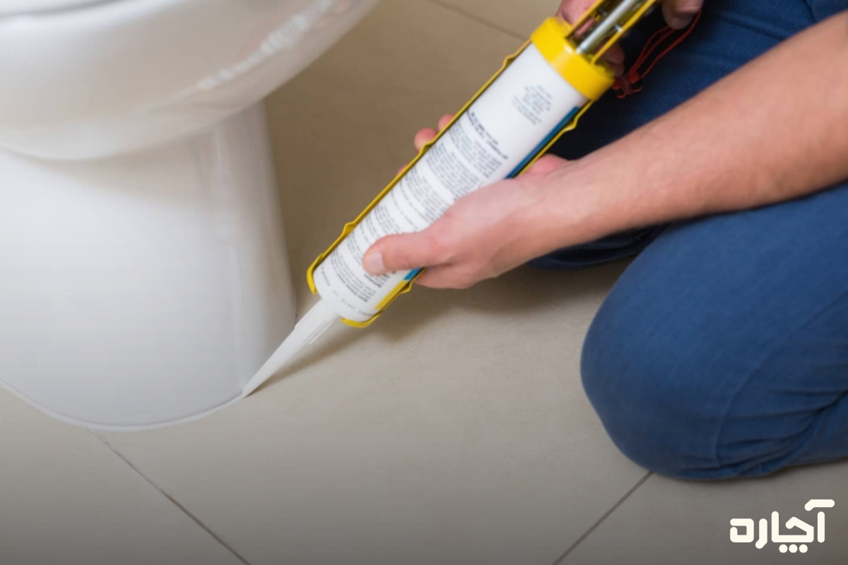 درزگیری و رفع نشتی‌های پنهان در اطراف پایه و زیرکار برای رفع بوی بد توالت فرنگی