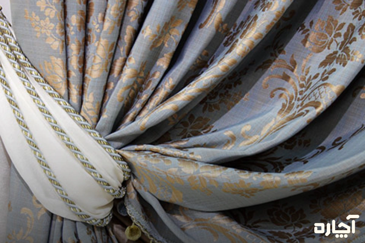 والان آویزدار