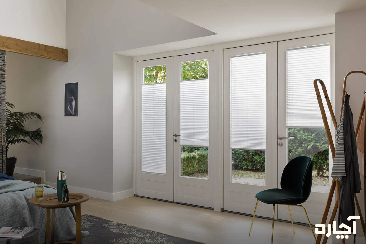 کاربرد پرده پلیسه برای دربهای شیشهای