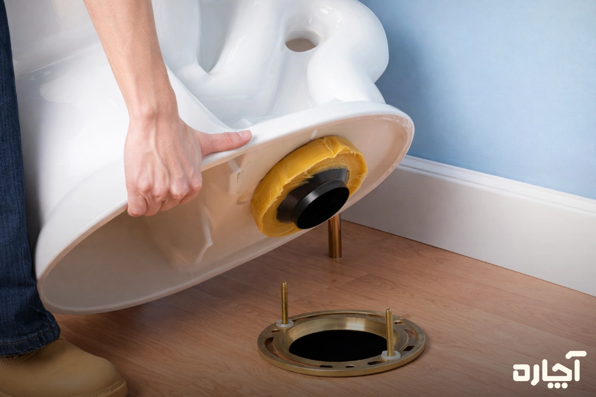 تعویض حلقه موم و تثبیت کاسه روی فلنج برای بوی توالت فرنگی