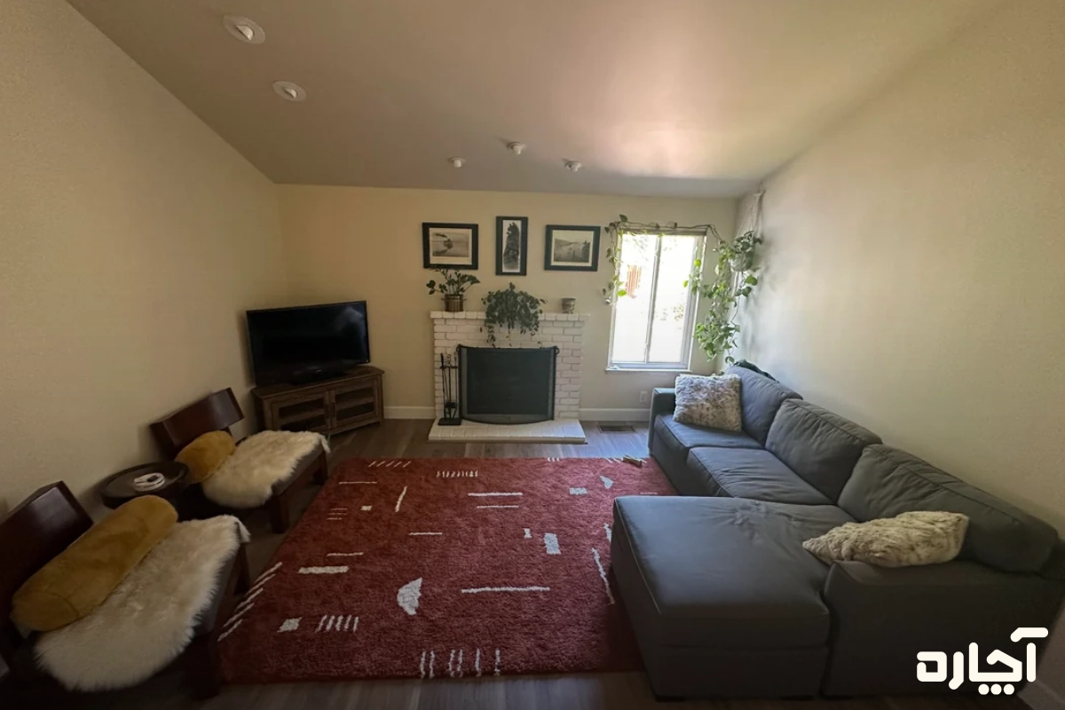 نحوه چیدمان پذیرایی مربع شکل بدون عدم هماهنگی فرش با ابعاد اتاق