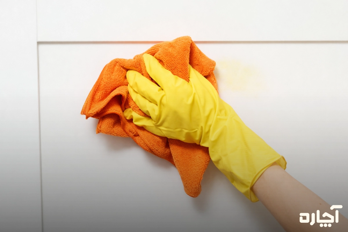 استفاده از پاک کننده چند منظوره برای رفع زردی کابینت هایگلاس