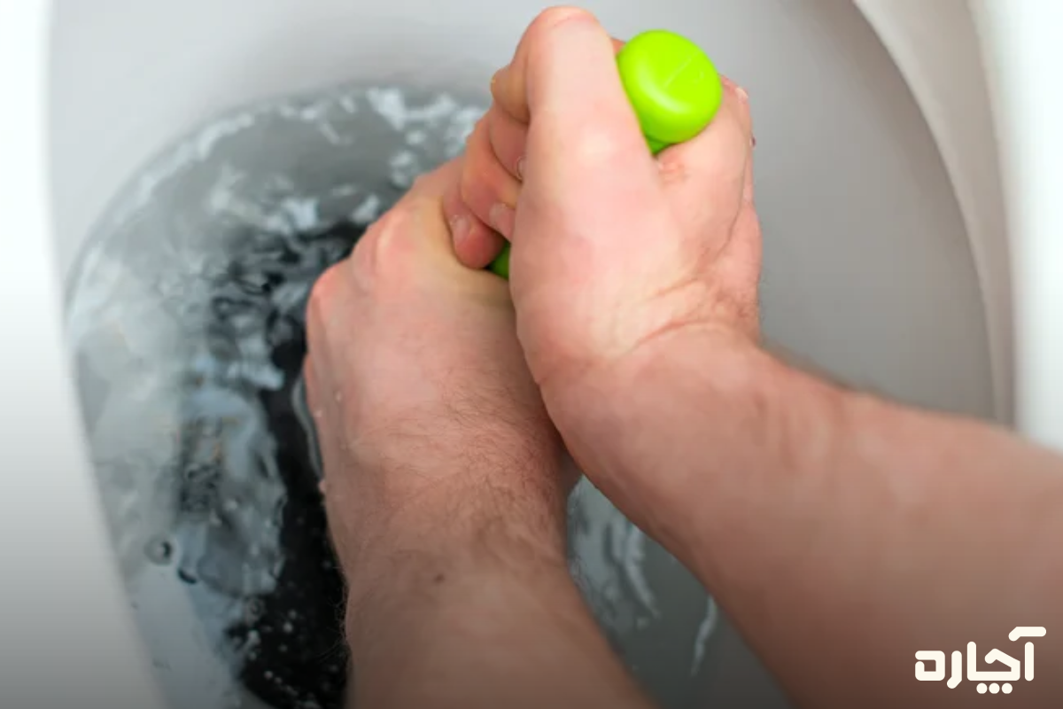 باز کردن دستی توالت فرنگی برای از بین بردن بوی توالت فرنگی