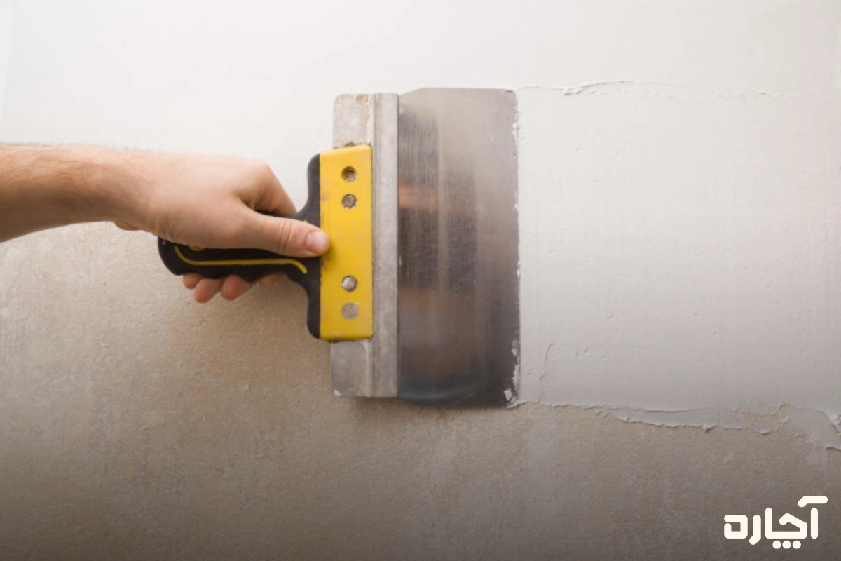 2. بتونهکاری برای زیرسازی دیوار قبل از رنگ