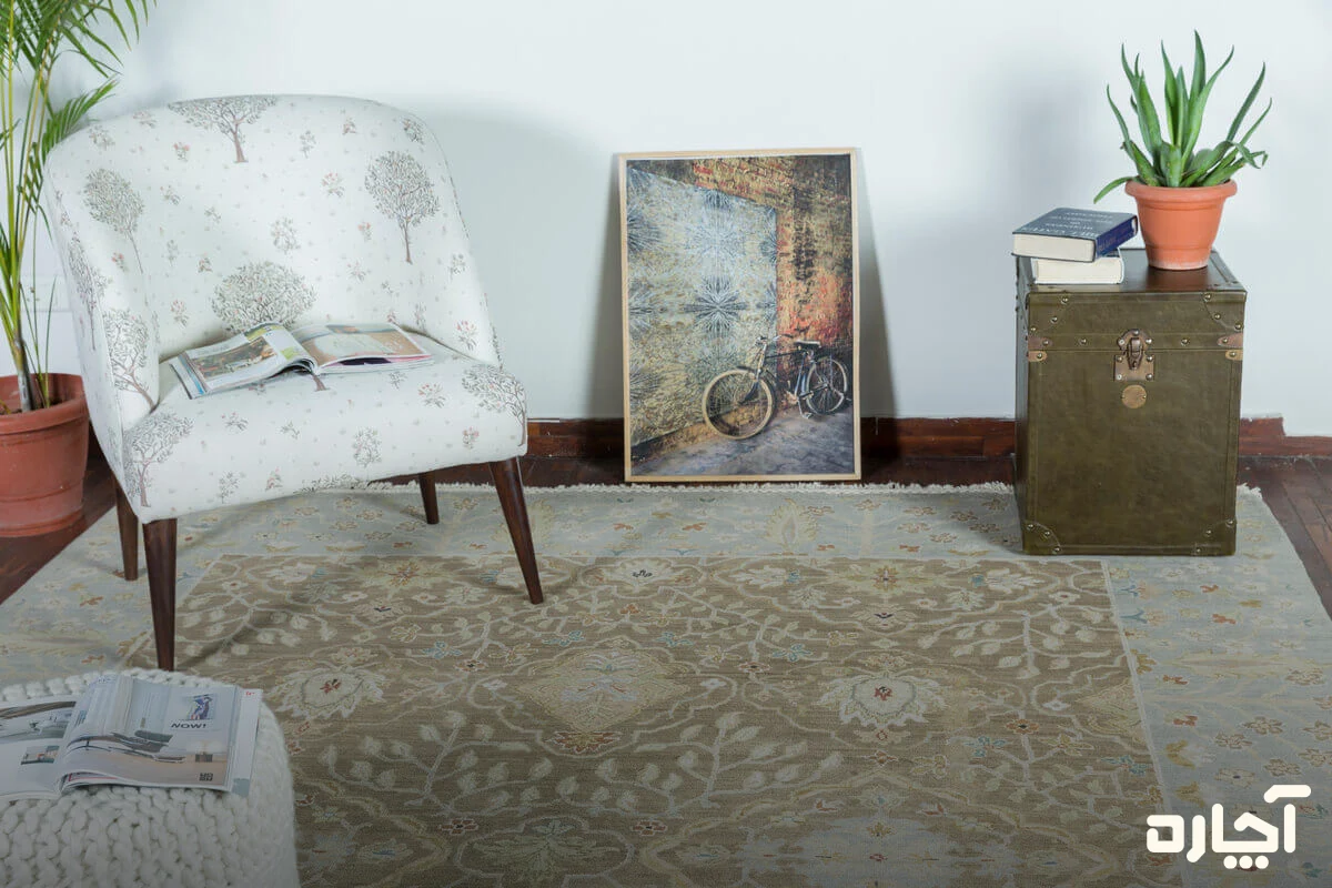 نحوه چیدمان پذیرایی مربع شکل بدون چسبیدن فرش به دیوار