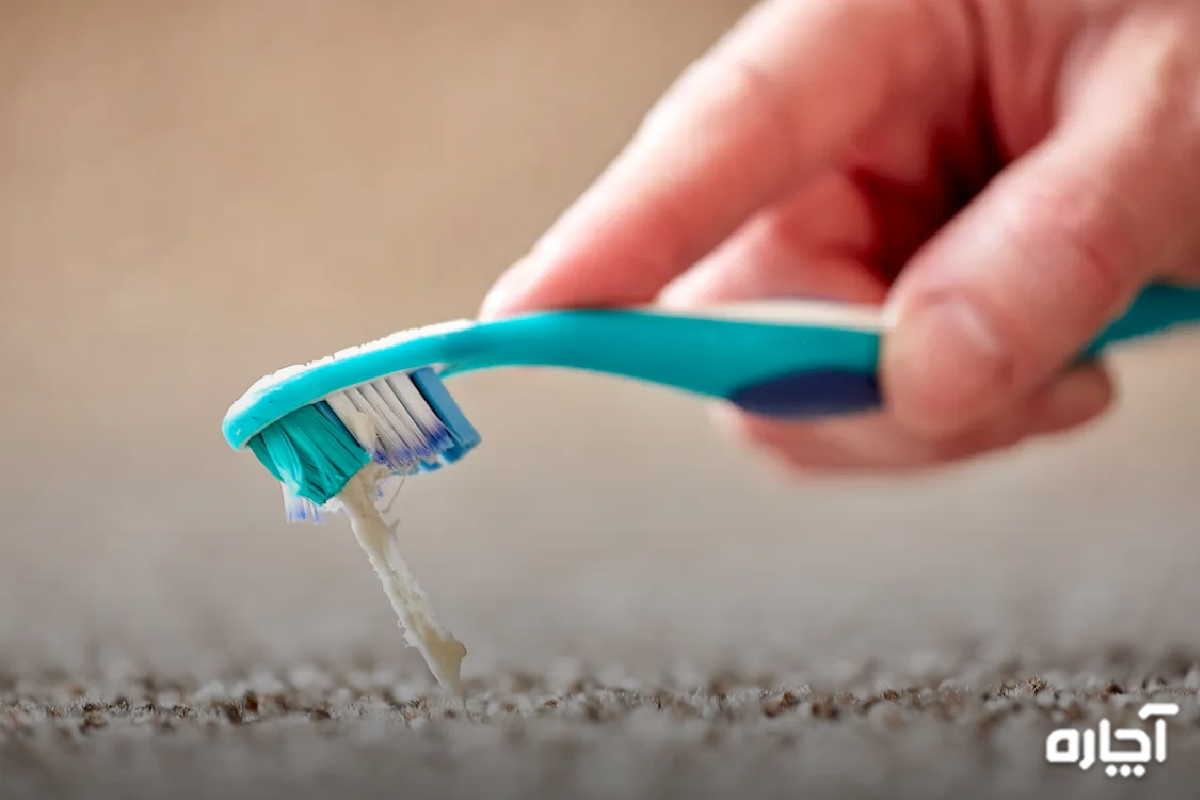 چگونه چسب را از روی فرش پاک کنیم